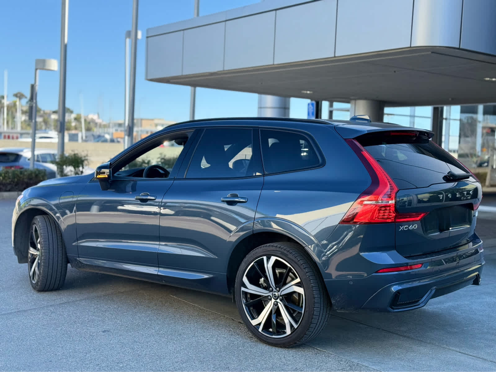 2023 Volvo XC60 Recharge Plug-In Hybrid Ultimate Dark Theme