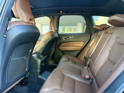 2023 Volvo XC60 Recharge Plug-In Hybrid Ultimate Dark Theme