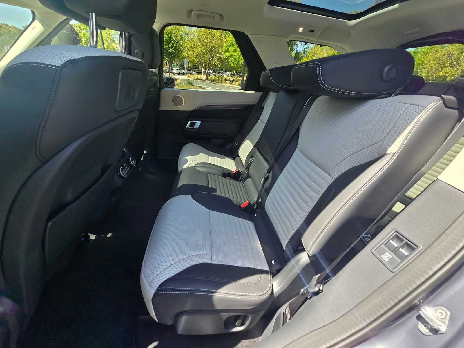 2025 Land Rover Discovery Metropolitan Edition