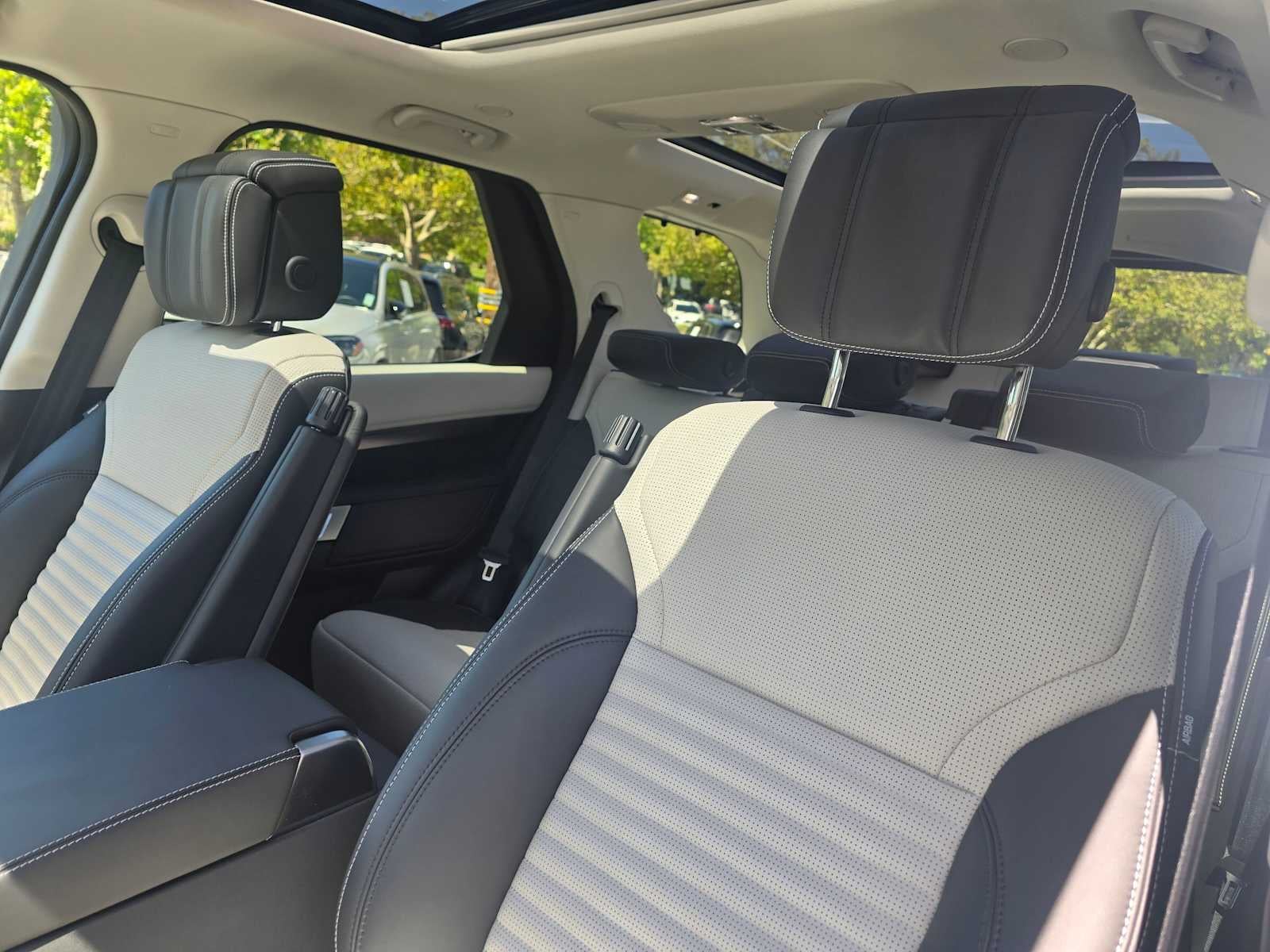 2025 Land Rover Discovery Metropolitan Edition